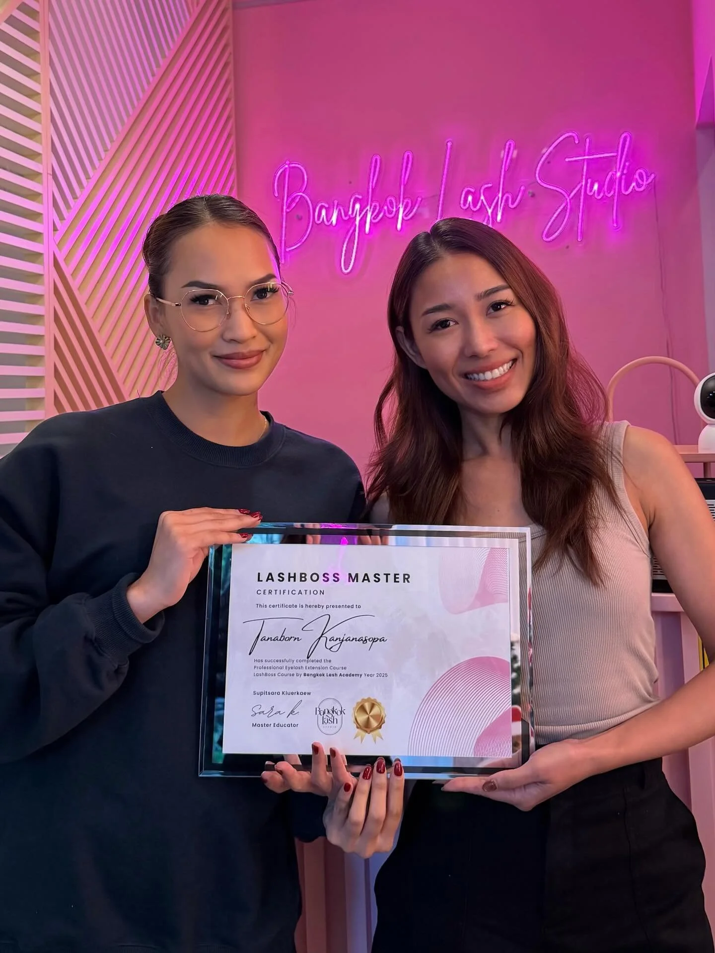 Congratulations to our talented student Khun Gigi✨

She flew from Sydney to specifically take Lash Extensions Class at Bangkok Lash @bangkoklash 🇦🇺🇹🇭

Teaching isn&rsquo;t just sharing techniques , it&rsquo;s sharing experience.
So proud to see m