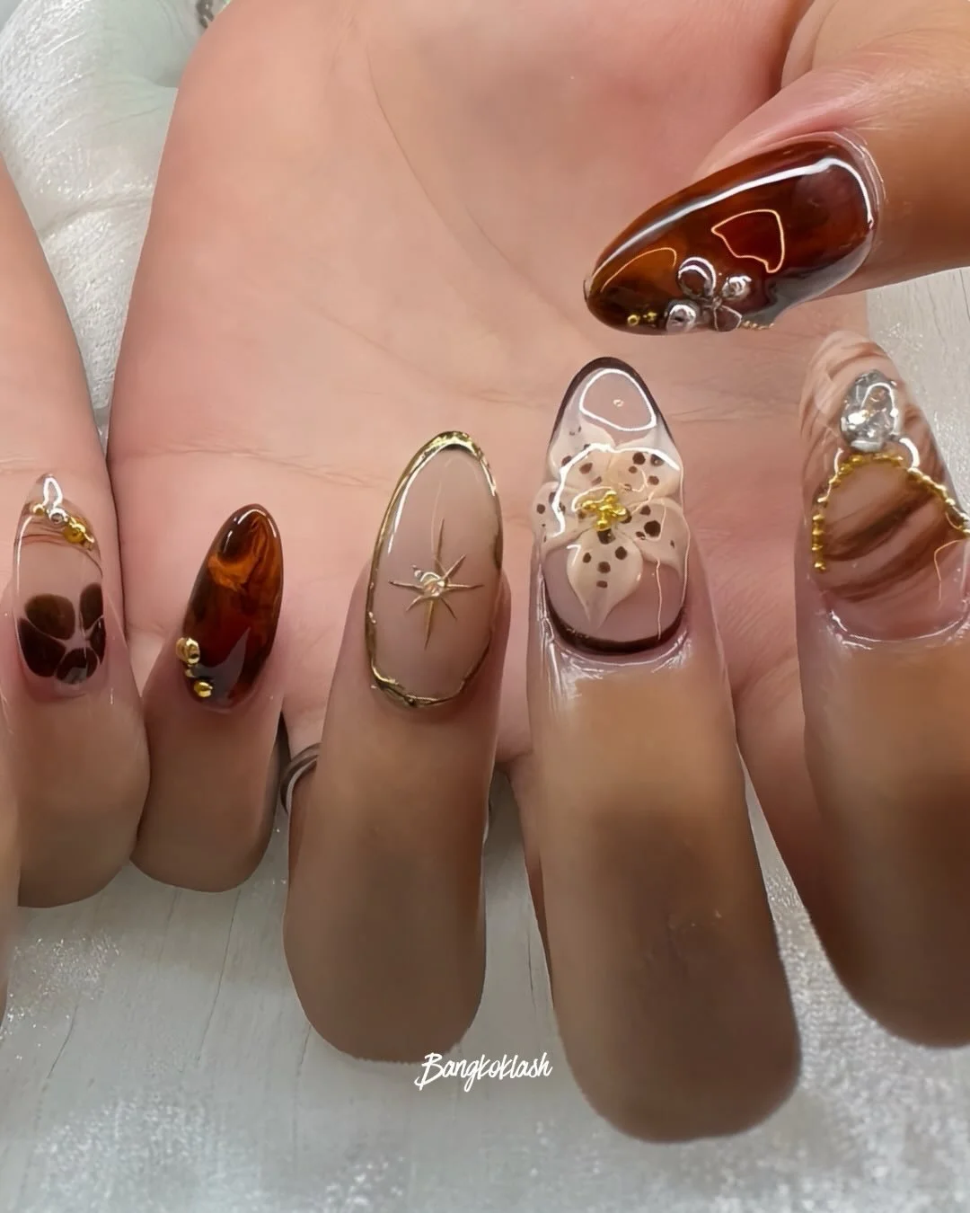 Warm caramel + glass shine = this set hits different ✨

PVC Gel X Design 💕💅🏻
Duration : 1.30-2 hours 

#nails #bangkoklash #nailsbangkok #ทำเล็บ