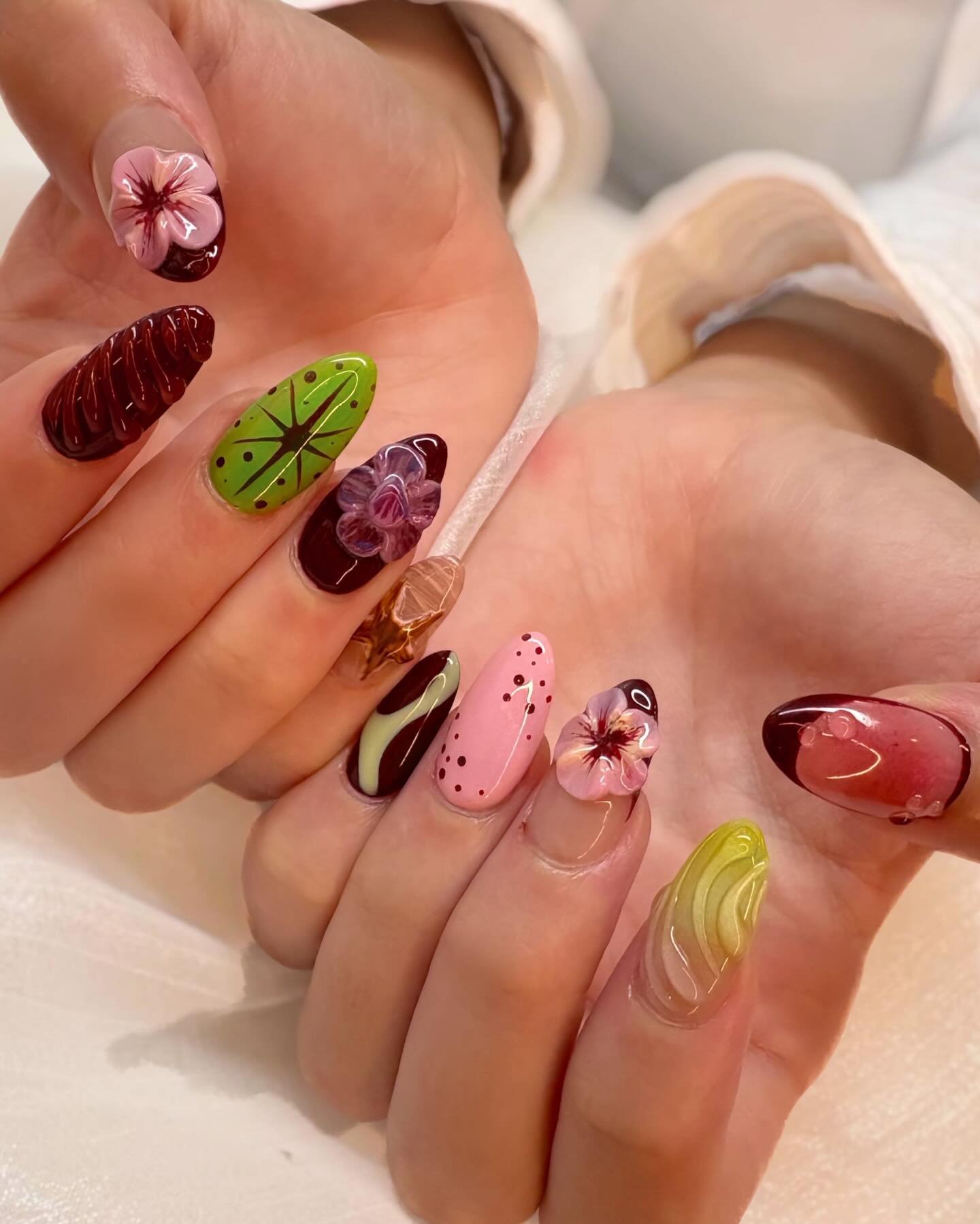 3D flowers + abstract art = cutest combo 🌷✨
งานเพ้นท์มือทุกเล็บ รายละเอียดแน่นมากกก💅🏻✨

Sweet with a fun artistic twist , every nail has its own detail 💅
Hand-painted and sculpted carefully by our nail artist 🤍

Perfect for anyone who loves tren