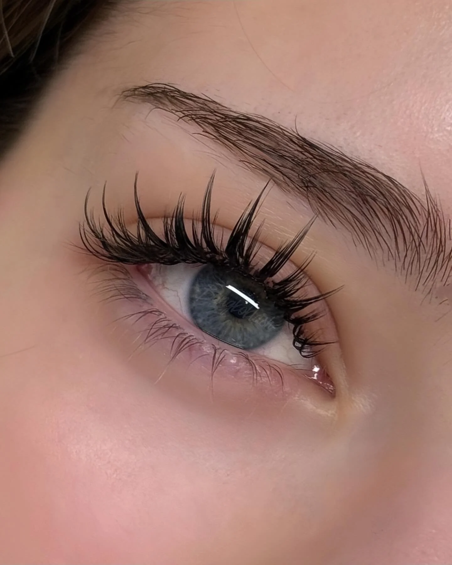 ✨ Wispy Mascara lashes in an Anime-inspired style 👁️🖤

Soft wispy texture with defined spikes for a doll-eye effect ✨
Makes the eyes look bigger, brighter, and effortlessly pretty 🤍

📍 Bangkok Lash &ndash; Sukhumvit 18 (Asok)
💕 Open Everyday 10: