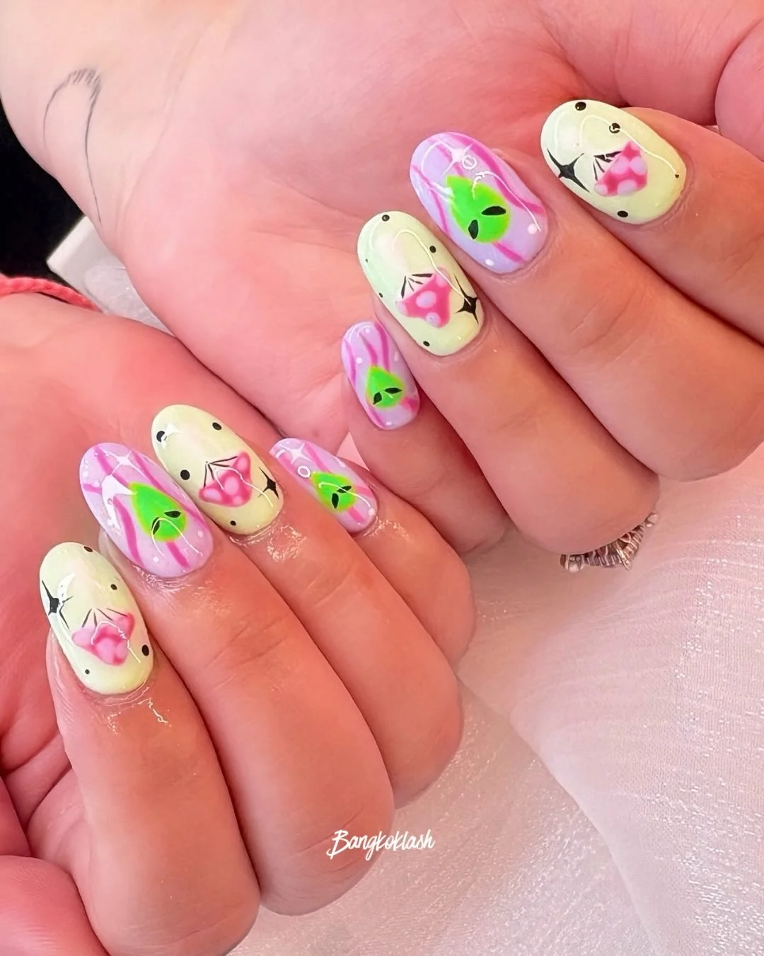 Pink galaxy meets baby alien 👽🩷✨ @nails.bangkoklash 

เหมือนหลุดมาจากการ์ตูนยุค 2000s สาย y2k ต้องโดนลายนี้ 💅 
งานเพ้นท์มือสุดคิ้วท์ รายละเอียดแน่นทุกนิ้ว

🛸Book your appointment today🛸
Line: @bangkoklashstudio

📍 Bangkok Lash &ndash; Sukhumvit