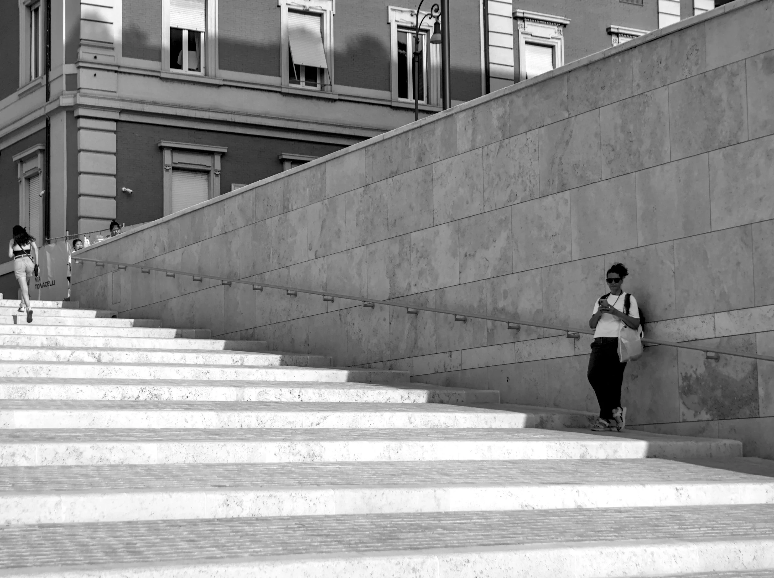 Running light, resting shadow