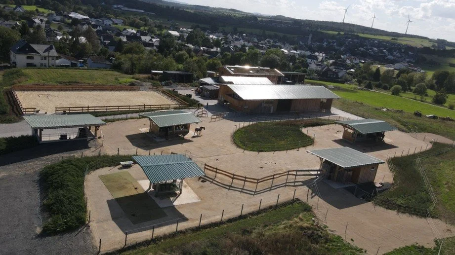 Verschieden Stallgebäude ein Reitplatz und Liegehalle