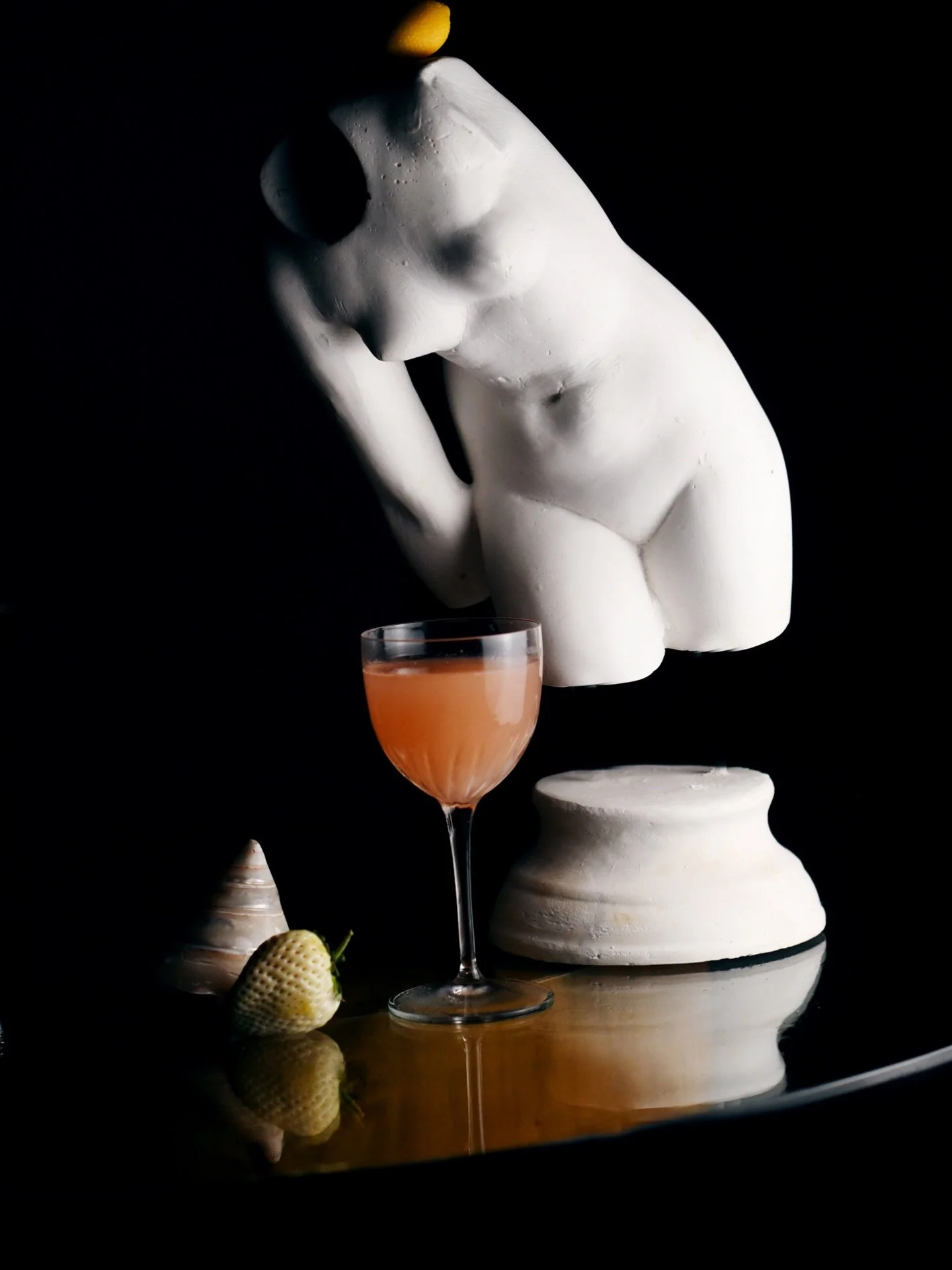 Nothing like a fresh cocktail to recover from the weekend. Lazy sunday drinks at the Roses with or without alcohol 🥀🥀

photo by @kennethlam____