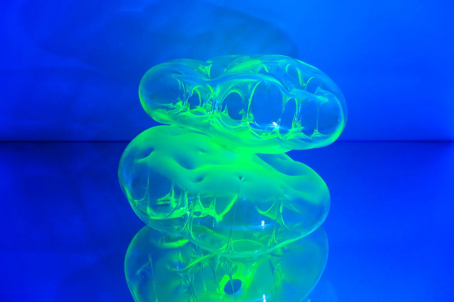 #CHAOS SENSIBLE LUNG ABYSS, on mirror* under UV llight
Blown glass, demineralized water, ink
29 x 23 cmx25 cm