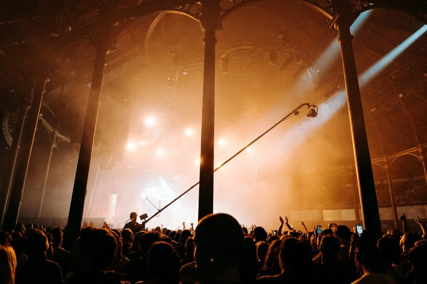 Bunch of bts photos from shooting @jadethirlwall at @roundhouseldn - one of the highlights of 2025 for us! 

15 camera shoot, live streamed, end to end production 🐻 

📸 @ashleabeaphoto 

#audiovisual #videography #photography