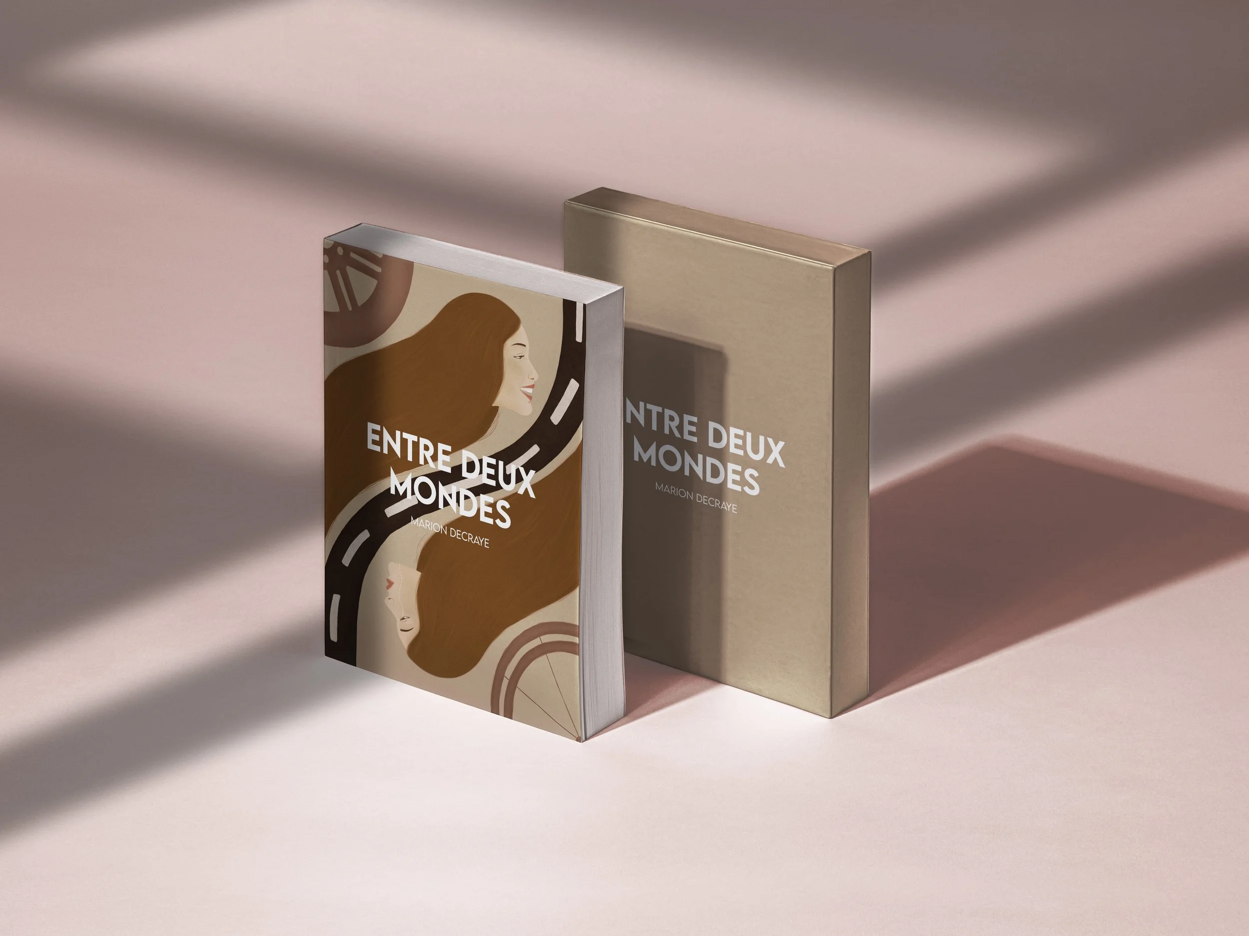 Deux livres posés sur une surface rose clair, avec des ombres portées. La première couverture montre une illustration d'une femme avec de longs cheveux bruns, et le titre 'ENTRE DEUX MONDES' de Marion Decray. La seconde couverture est beige, avec le même titre et auteur.