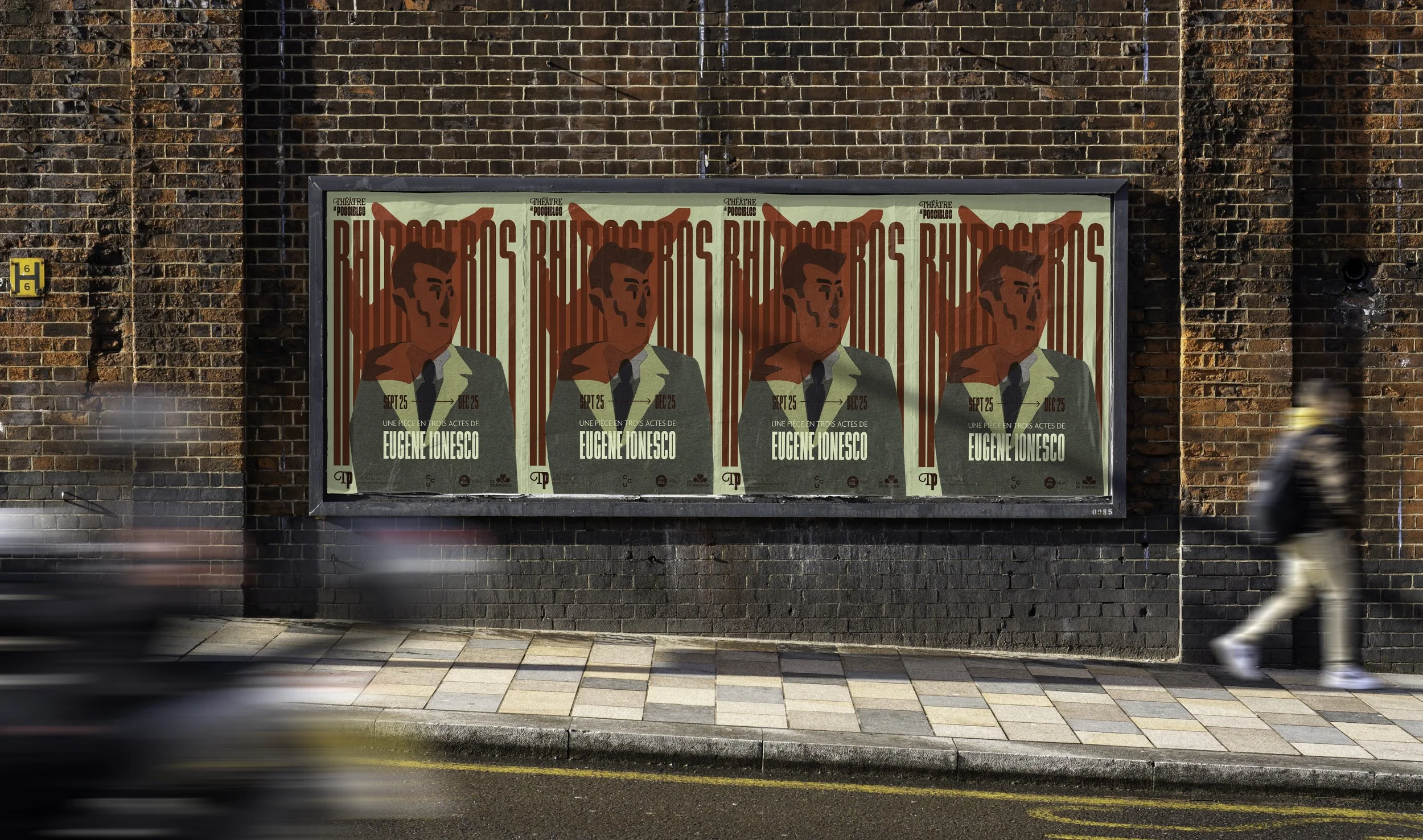 Affiche publicitaire répétée pour Eugène Ionesco, avec une illustration stylisée d'un homme en costume, sur un mur de briques rouges, avec des passants flous en premier plan.