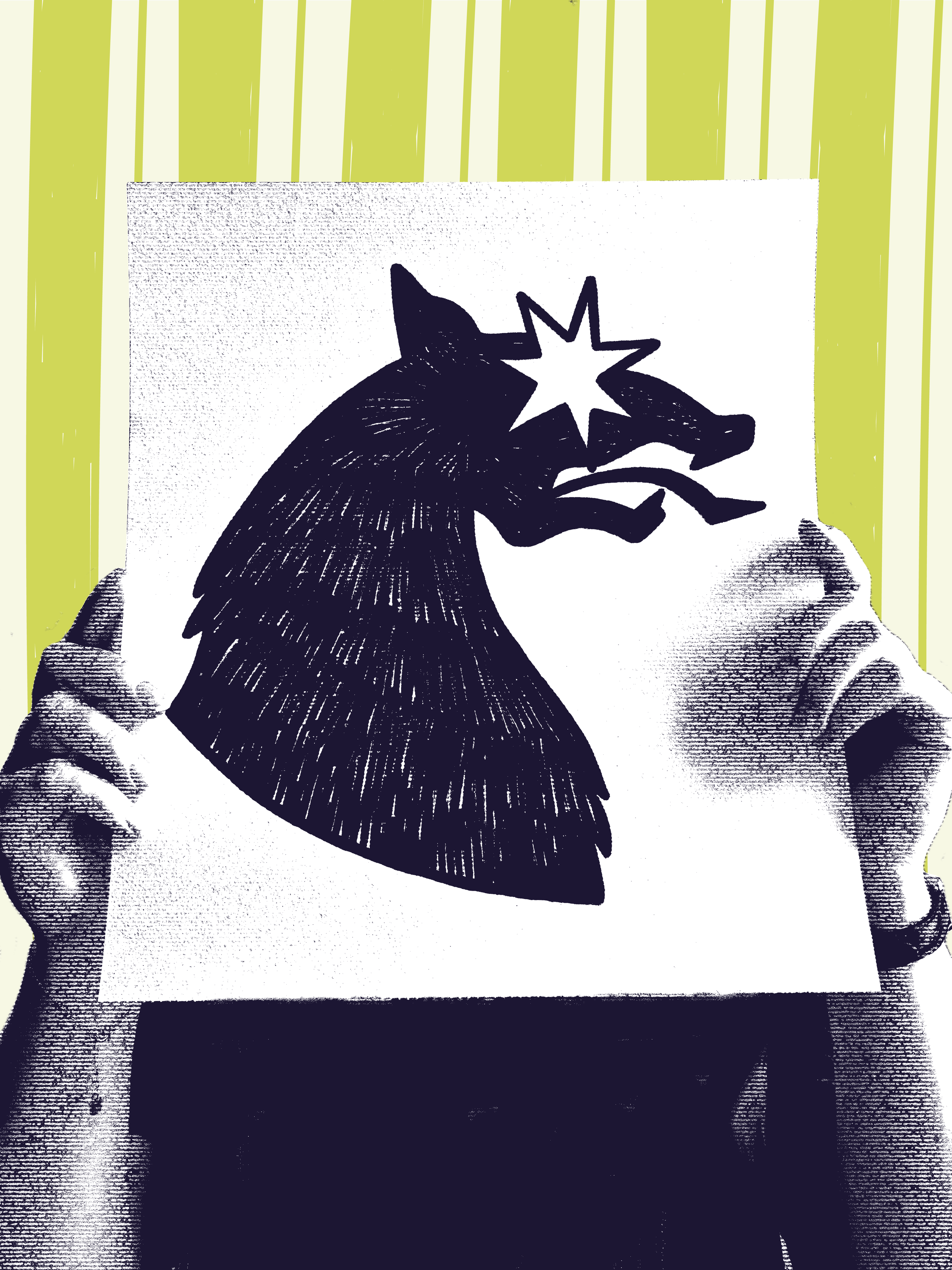 Une personne tient une affiche avec une illustration stylisée d'une tête de chien avec une étoile au-dessus de la tête, en noir et blanc, devant un mur peint en vert avec des rayures verticales.
