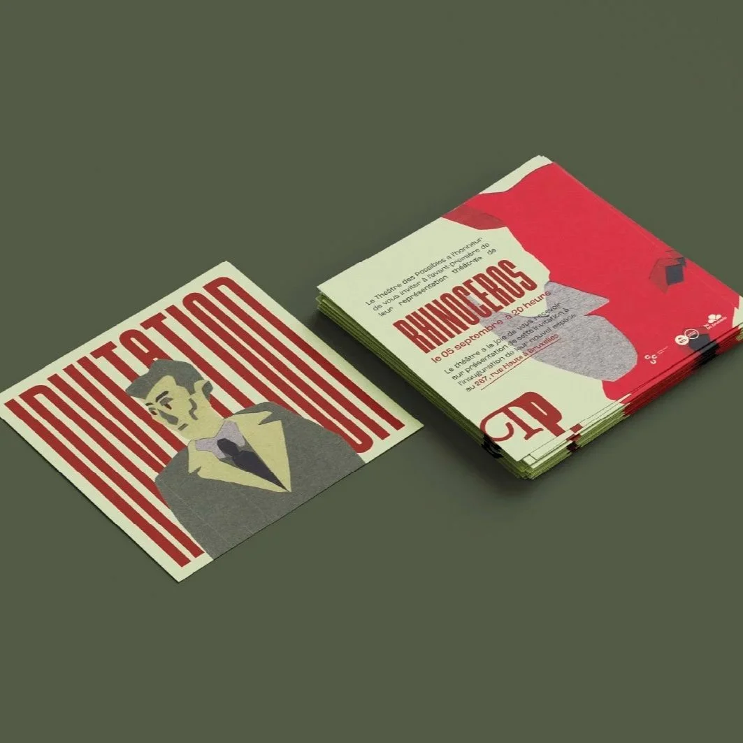 Flyers promotionnels pour un événement, illustrant un homme en costume avec un fond rouge et blanc, comprenant du texte en français.
