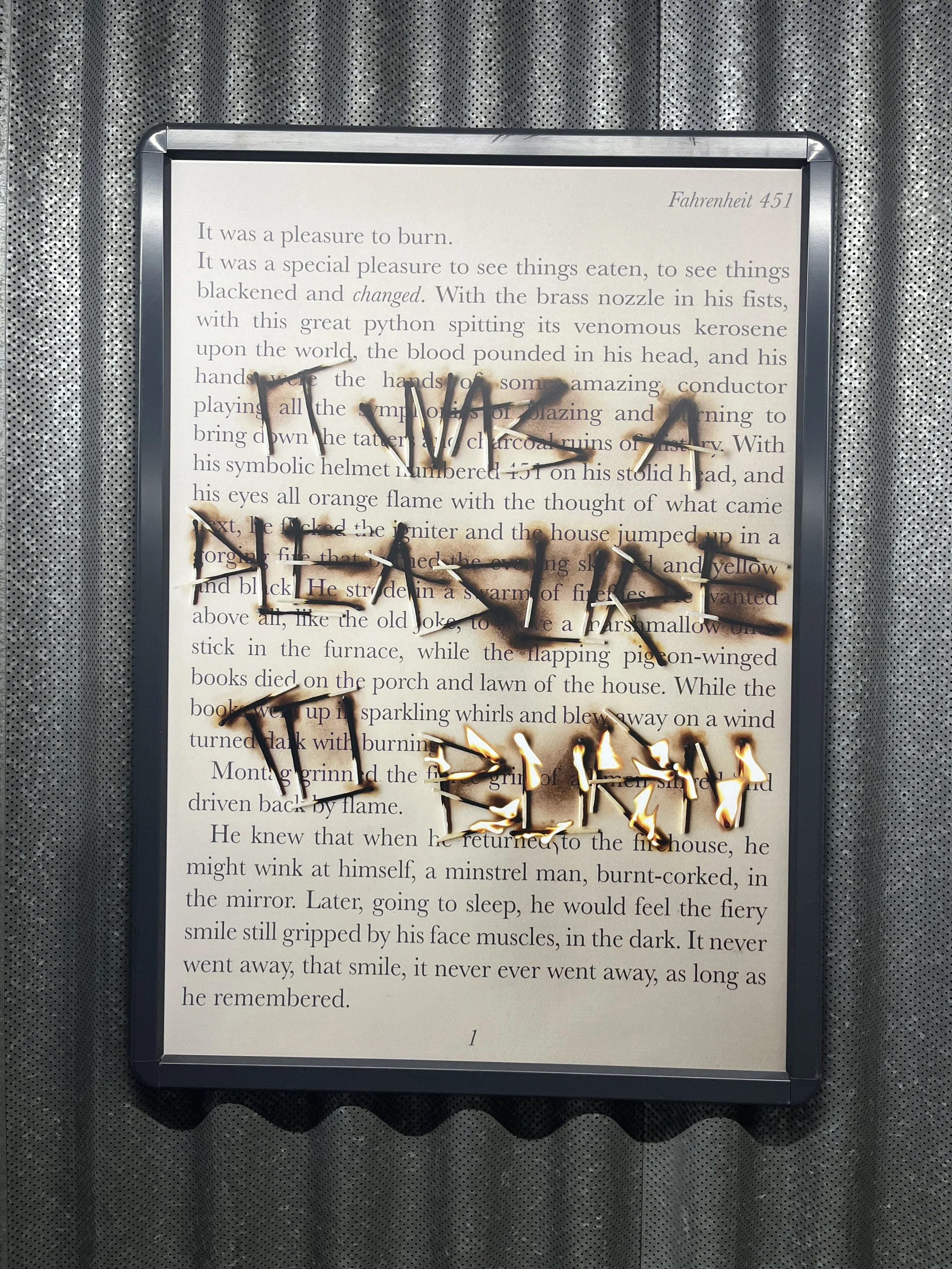 Une affiche pour le roman Fahrenheit 451 avec des mots en feu