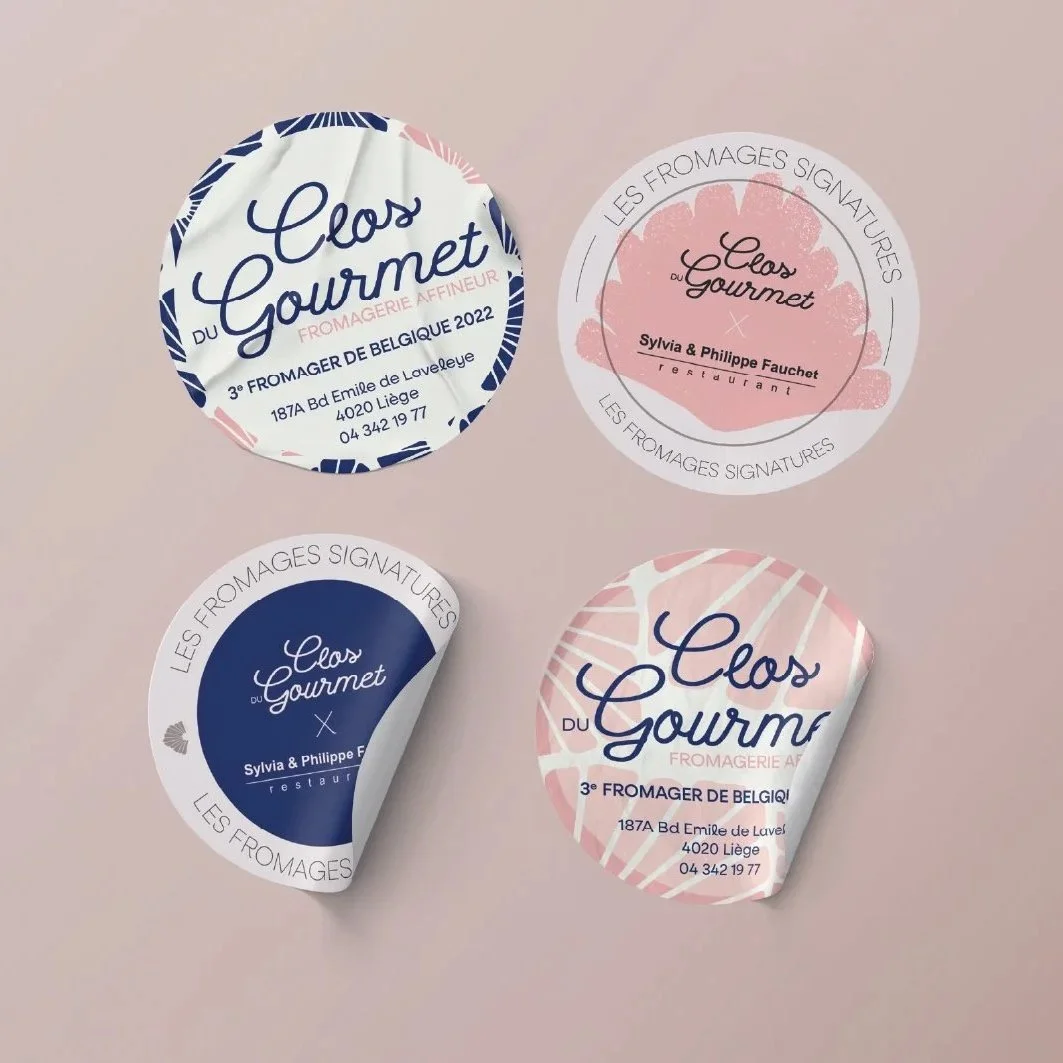 Quatre étiquettes de fromage de la marque "Clas du Gourmet" avec des informations sur l'origine, le restaurant, et la localisation.