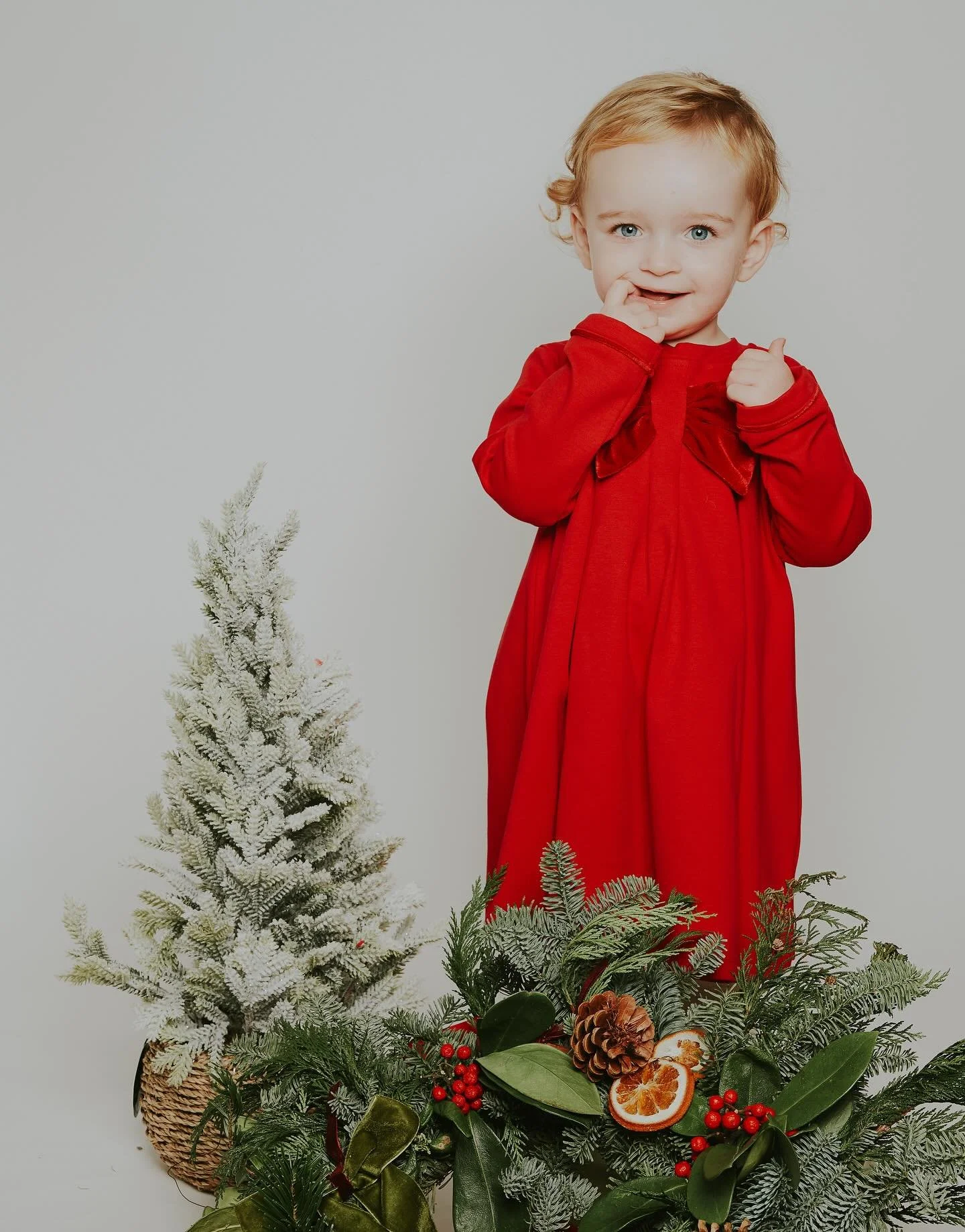 HAPPY NEW YEAR ✨ I&rsquo;m officially back after a wonderful festive break. I just wanted to say a big thank you to all the beautiful families who chose to book on for my first Christmas mini shoots at @sophiesplaycafe 
And to everyone who has and co