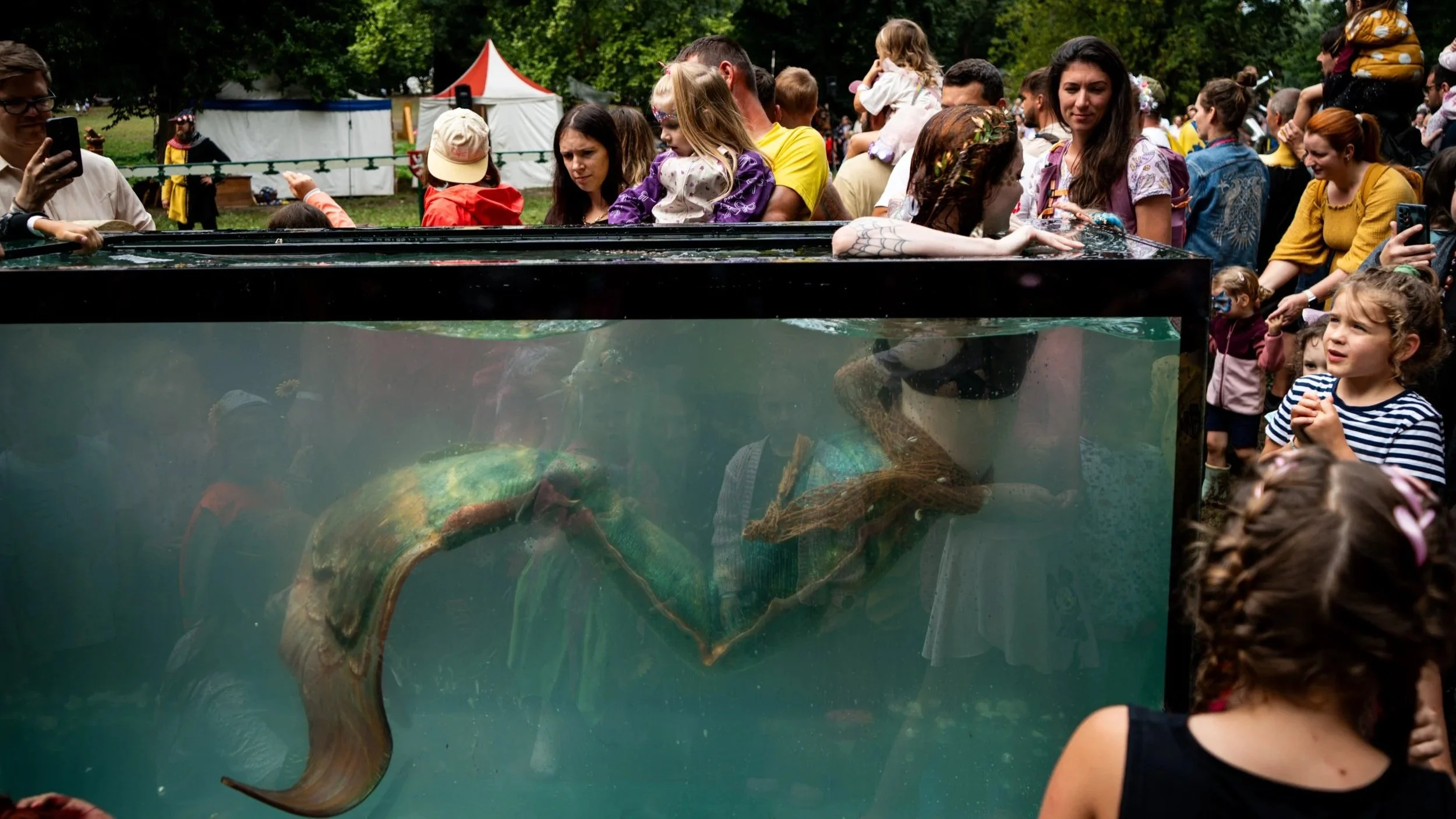 Mořská panna Morana pod vodou během mermaiding vystoupení.