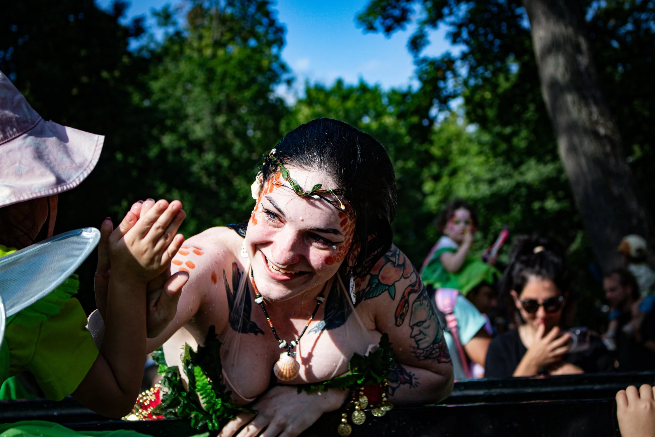 Mořská panna Morana zdraví návštěvníky během festivalového vystoupení.