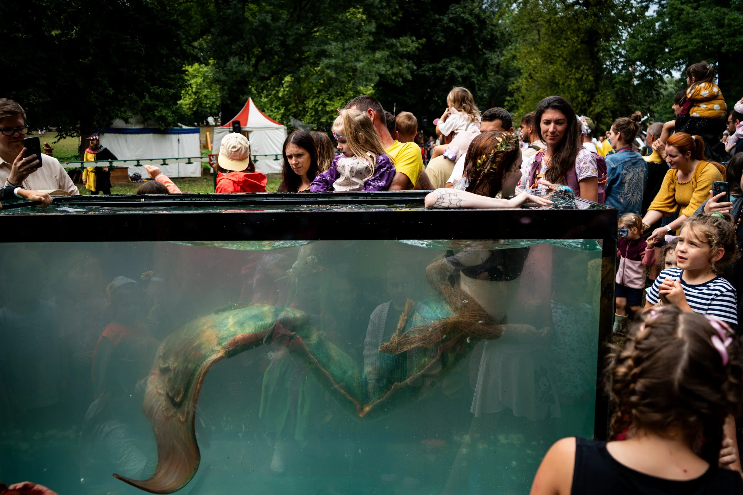 Mořská panna Morana pod vodou během mermaiding vystoupení.