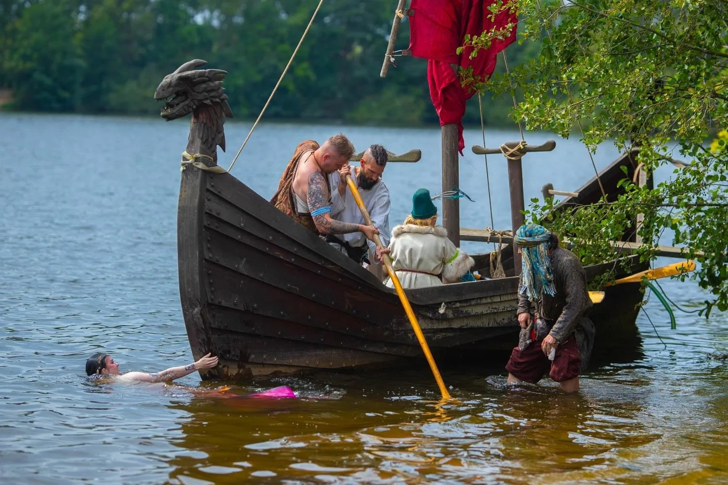 Účastníci LARP festivalu na historické lodi s mořskou pannou Moranou.