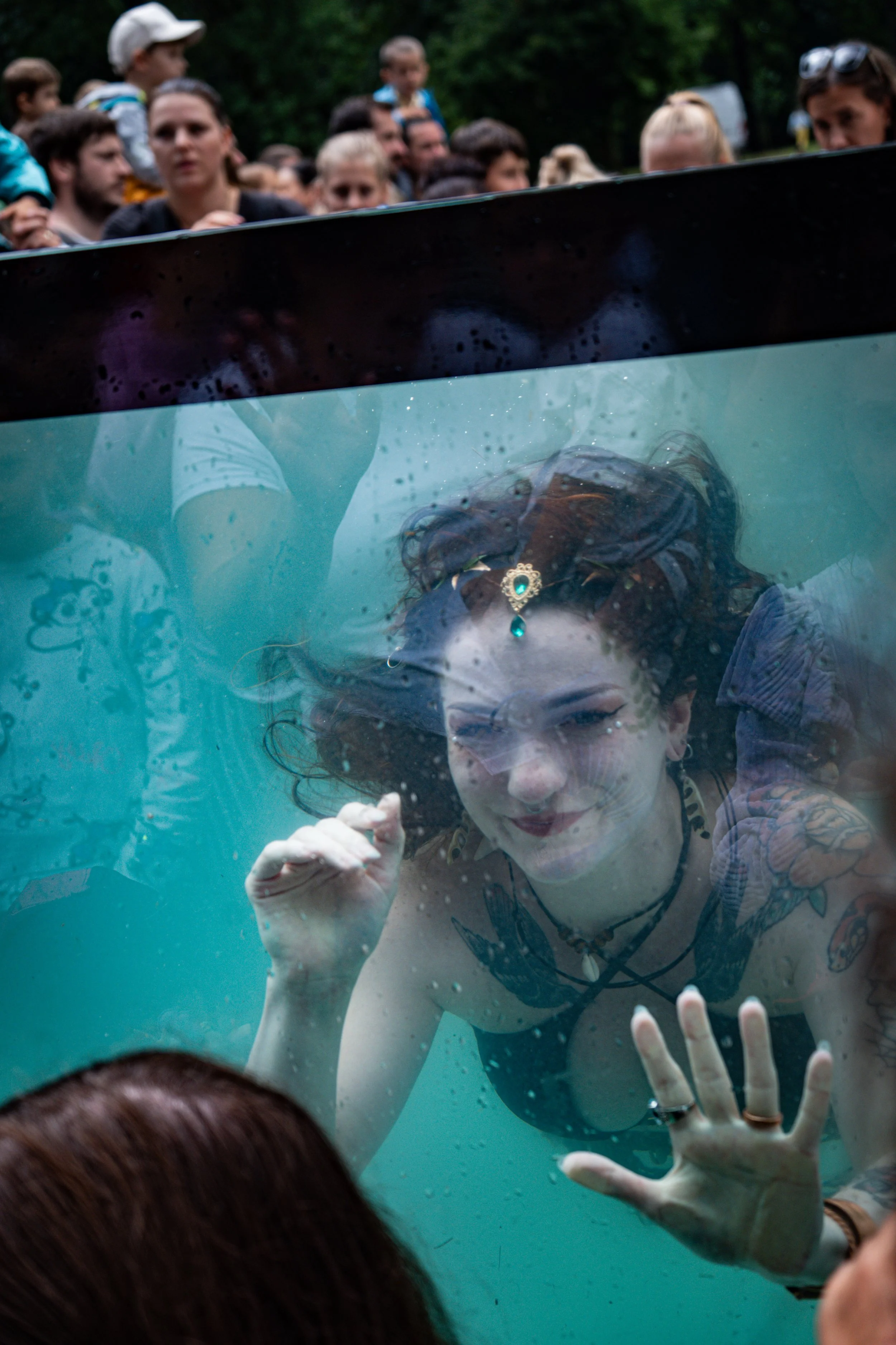 Mořská panna Morana pod vodou během mermaiding vystoupení.