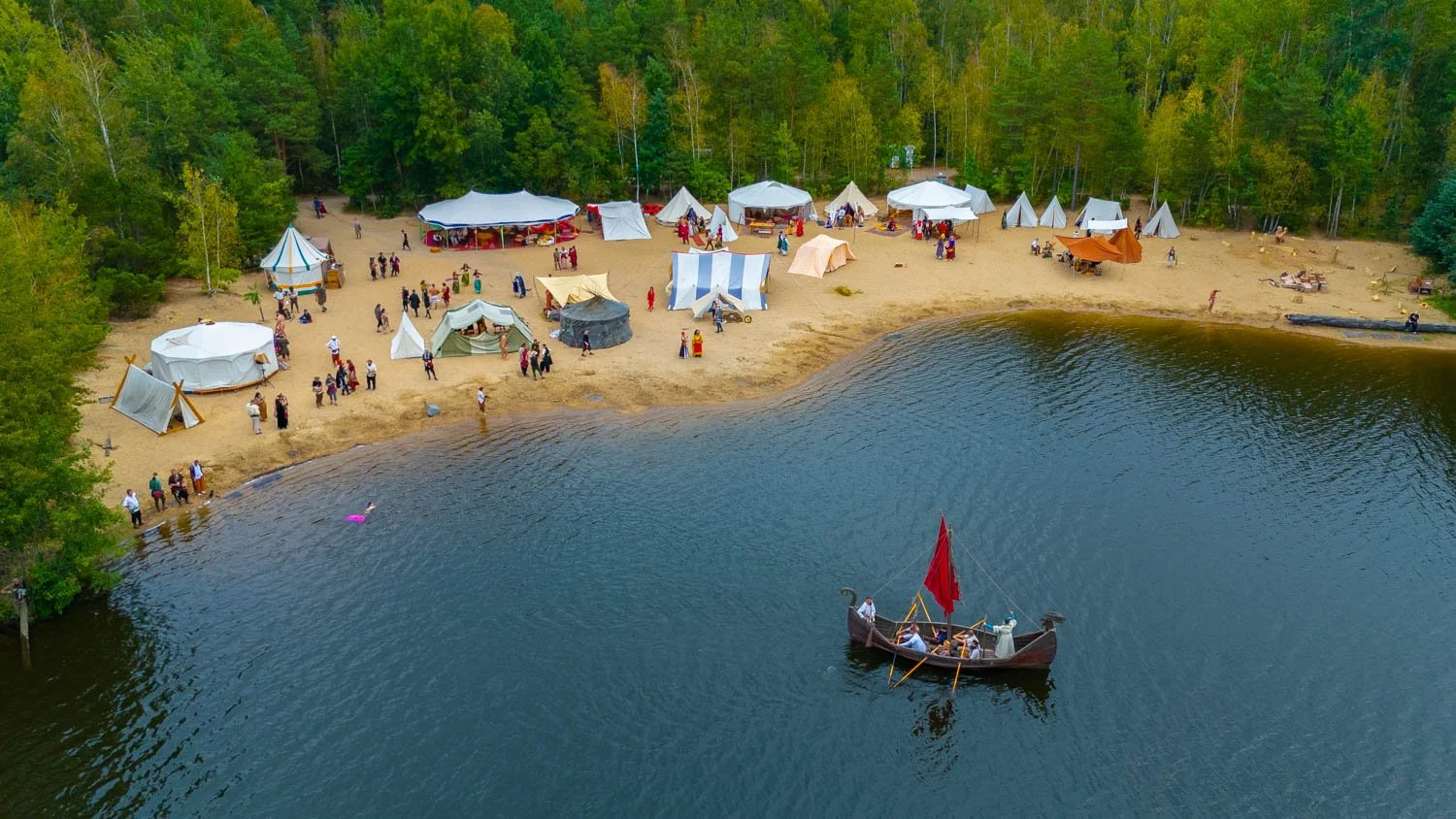 LARP festival Písky Ofieru z leteckého záběru.