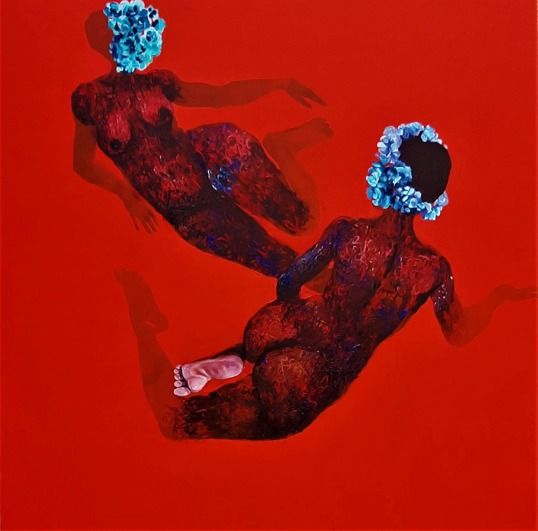 Deux figures humaines nues avec des têtes recouvertes de fleurs bleues, flottant sur un fond rouge.