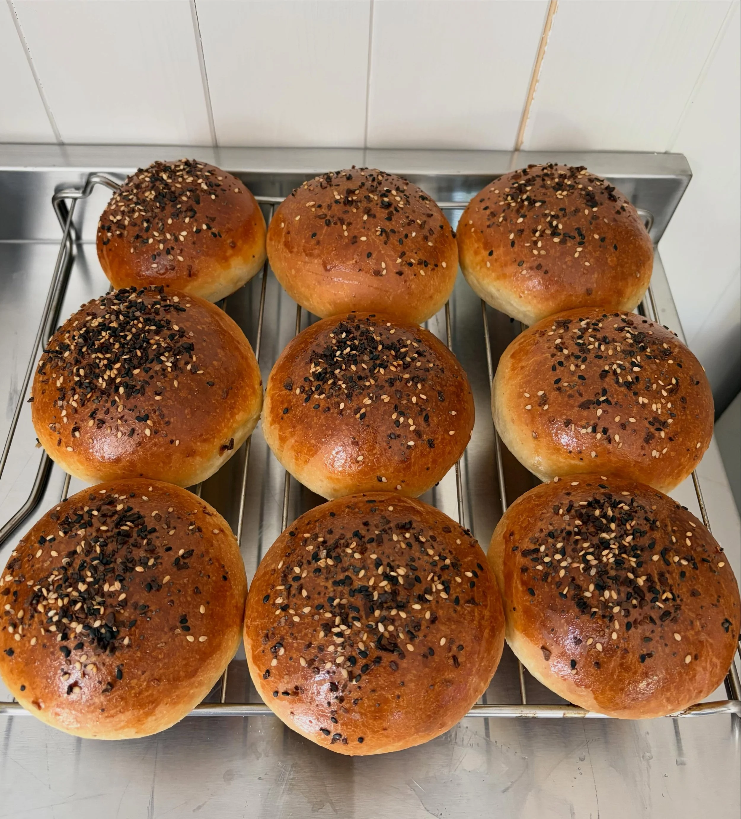 So wish we were having a bbq this weekend! 

Sourdough Burger Buns with everything bagel seasoning. So delicious 🍔

#wisteriacottagesourdough #sourdough #bbq #burgerbuns #sourdoughbread