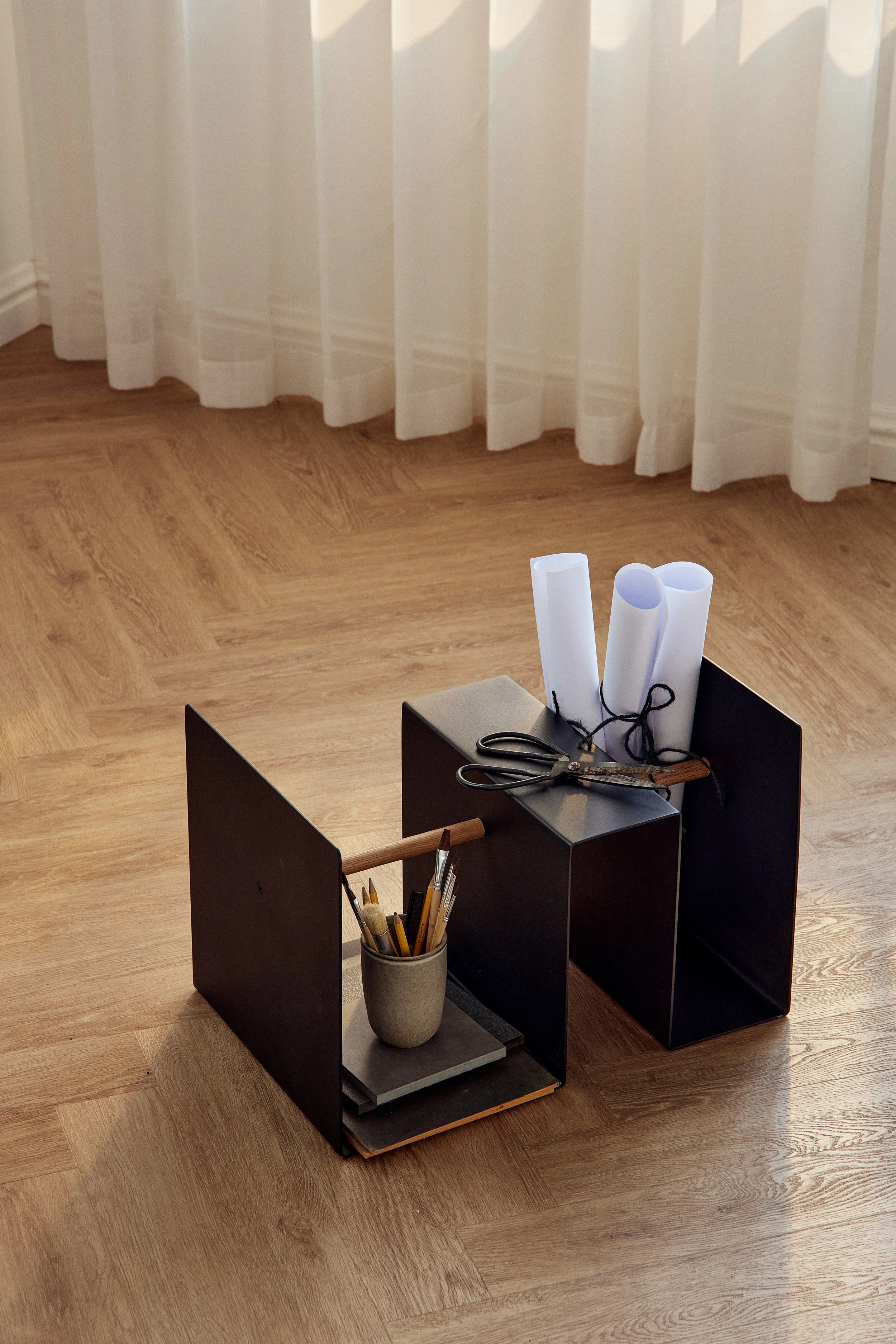 4-431001 Edge Side Table powder coated metal black_3.jpg