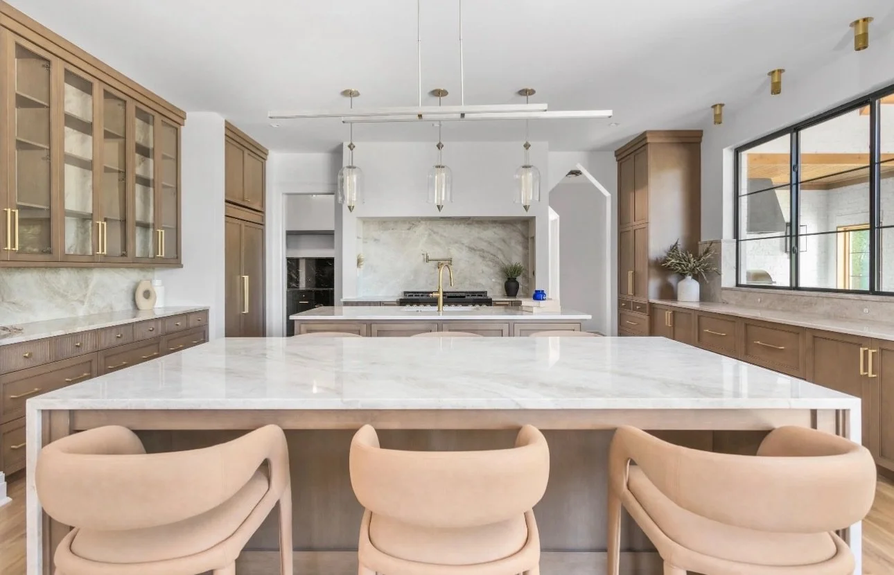 Oak wood and Taj Mahal quartzite Timeless. Warm. Effortlessly elevated ✨🤍