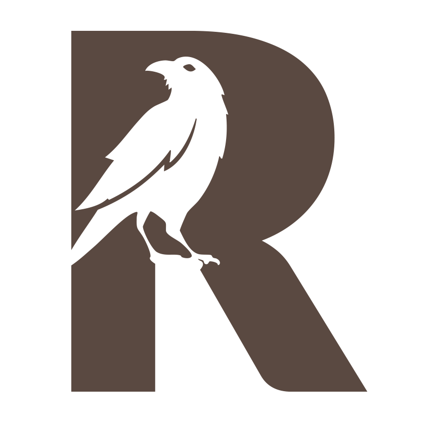 Ein schwarzer Vogel sitzt auf einem Ast vor einem großen, braunen Buchstaben R auf schwarzem Hintergrund.