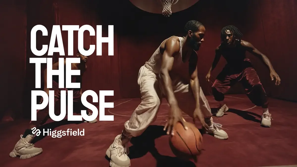 Lifestyle Filmproduktion: Dynamische Action-Aufnahme von zwei Basketballspielern in einem atmosphärisch beleuchteten Indoor-Court.