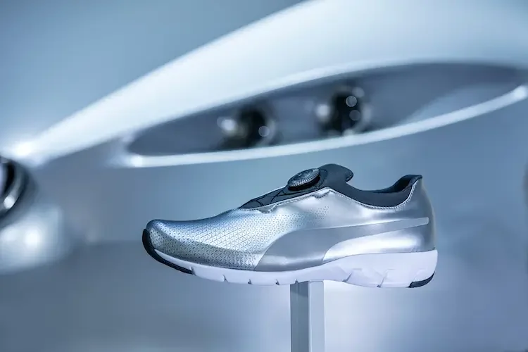 Puma Xcat Produktfilm: Futuristischer, silberner Puma Sportschuh in einer cleanen High-End Studio-Inszenierung.