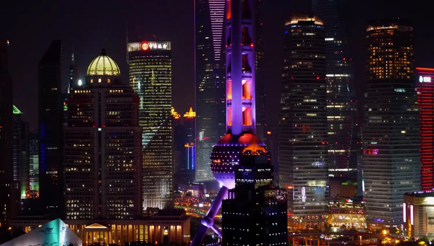 Cineastischer Nachtdreh in China für den Holtzbrinck Ventures Corporate Film: Die illuminierte Skyline von Shanghai mit dem Oriental Pearl Tower, produziert von Blackship Studios.