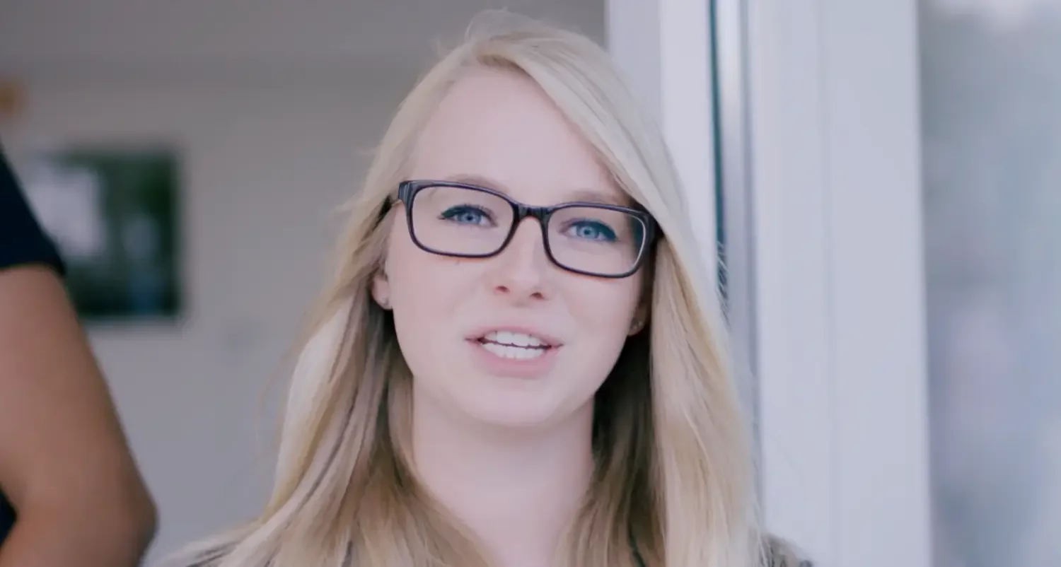 Franz Mensch GmbH HR Film: Authentisches Recruiting-Video mit einer lächelnden Mitarbeiterin im modernen Büro.