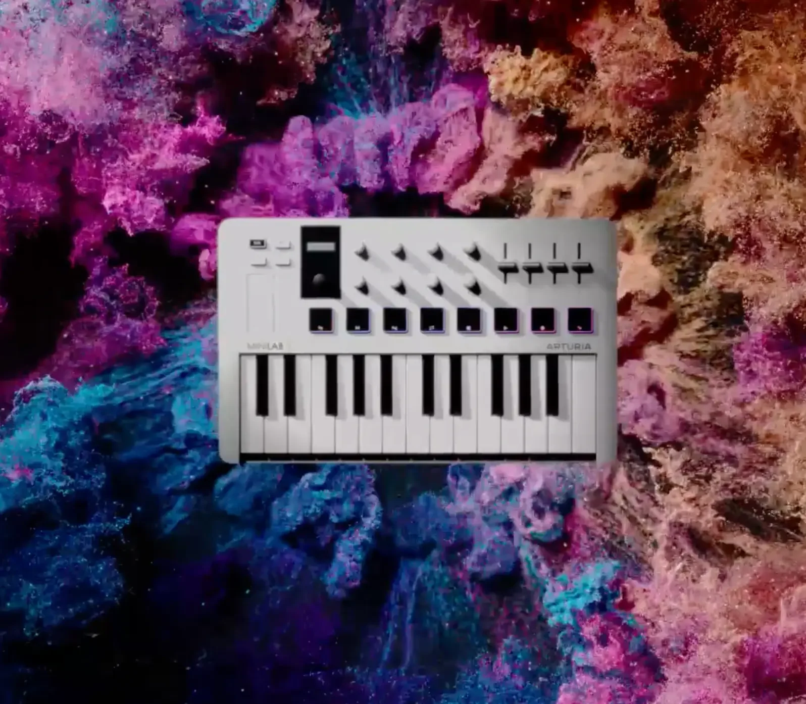Kreative Arturia Product Particle Animation: Ein fotorealistisches 3D-Rendering des MiniLab MIDI-Keyboards inmitten einer farbintensiven CGI-Partikelexplosion in Magenta und Blau von Blackship Studios.