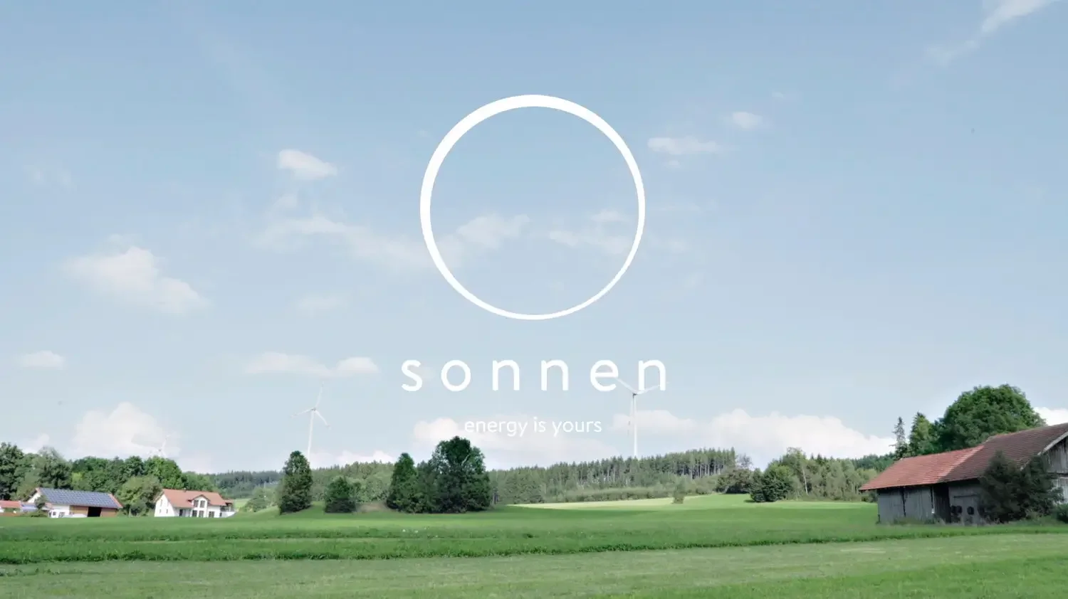 Sonnen GmbH Event Film: Einblendung des Sonnen-Logos über einer Landschaft mit Windrädern zum Thema erneuerbare Energien.