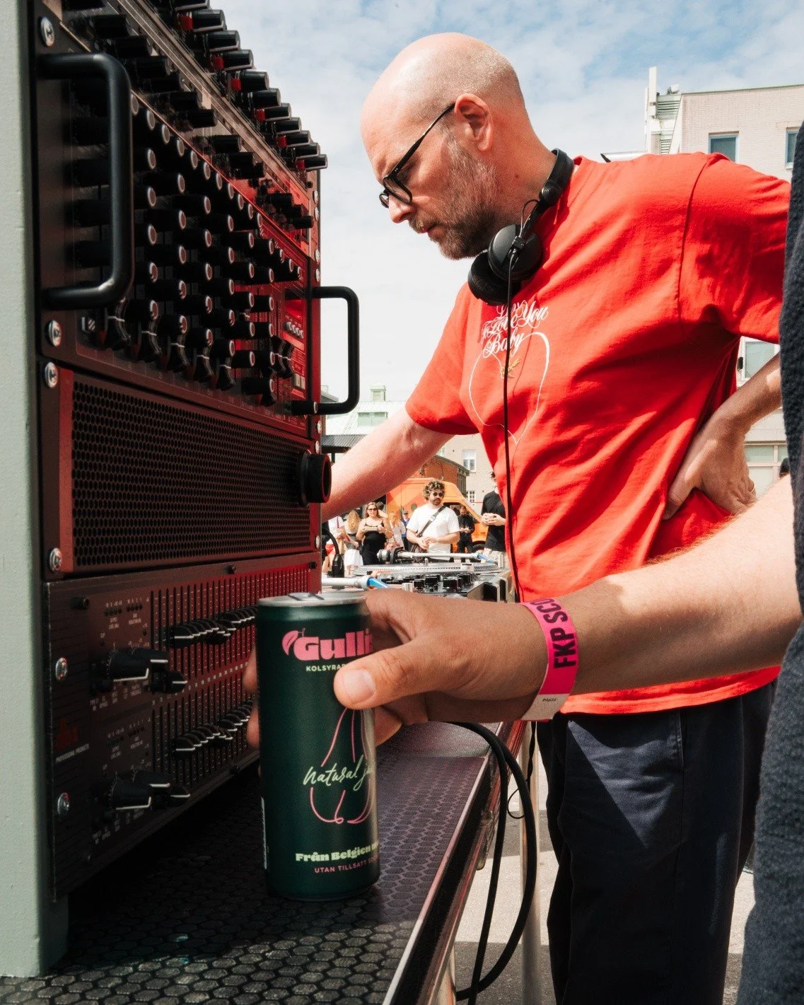 Bra musik.  Bra dryck.
N&auml;r sommaren spelar sina b&auml;sta l&aring;tar h&aring;ller vi oss till det enkla: 100 % p&auml;ronjuice. Naturligt kolsyrad  Inget tillsatt socker.

Pic by @annielewphotography