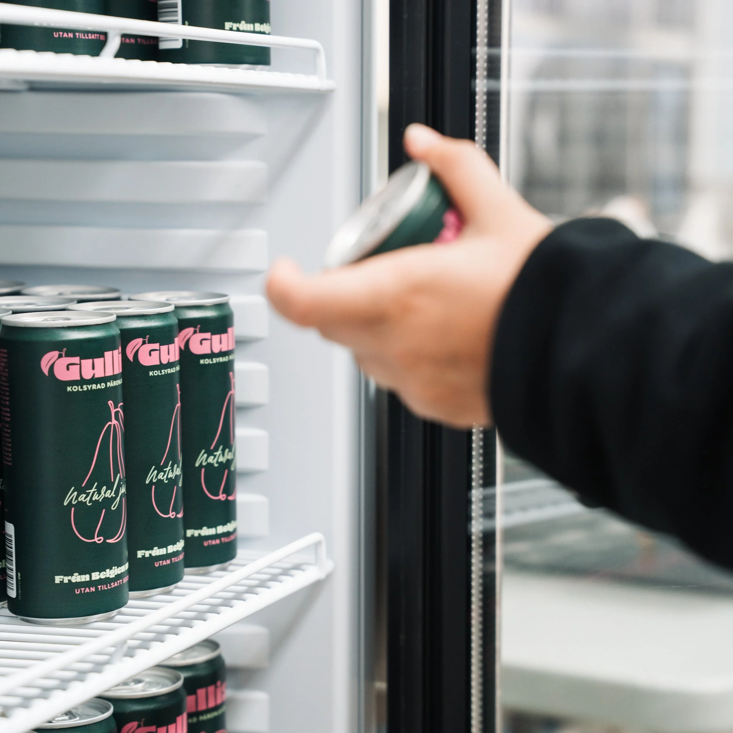 Det d&auml;r &ouml;gonblicket n&auml;r du &ouml;ppnar kylsk&aring;pet och vet att dagen precis blev mycket b&auml;ttre. 🍏✨

Iskall, bubblande och full av smak. Vilken burk greppar du f&ouml;rst?

👇 Ber&auml;tta i kommentarerna!

#gullisdrinks #p&au