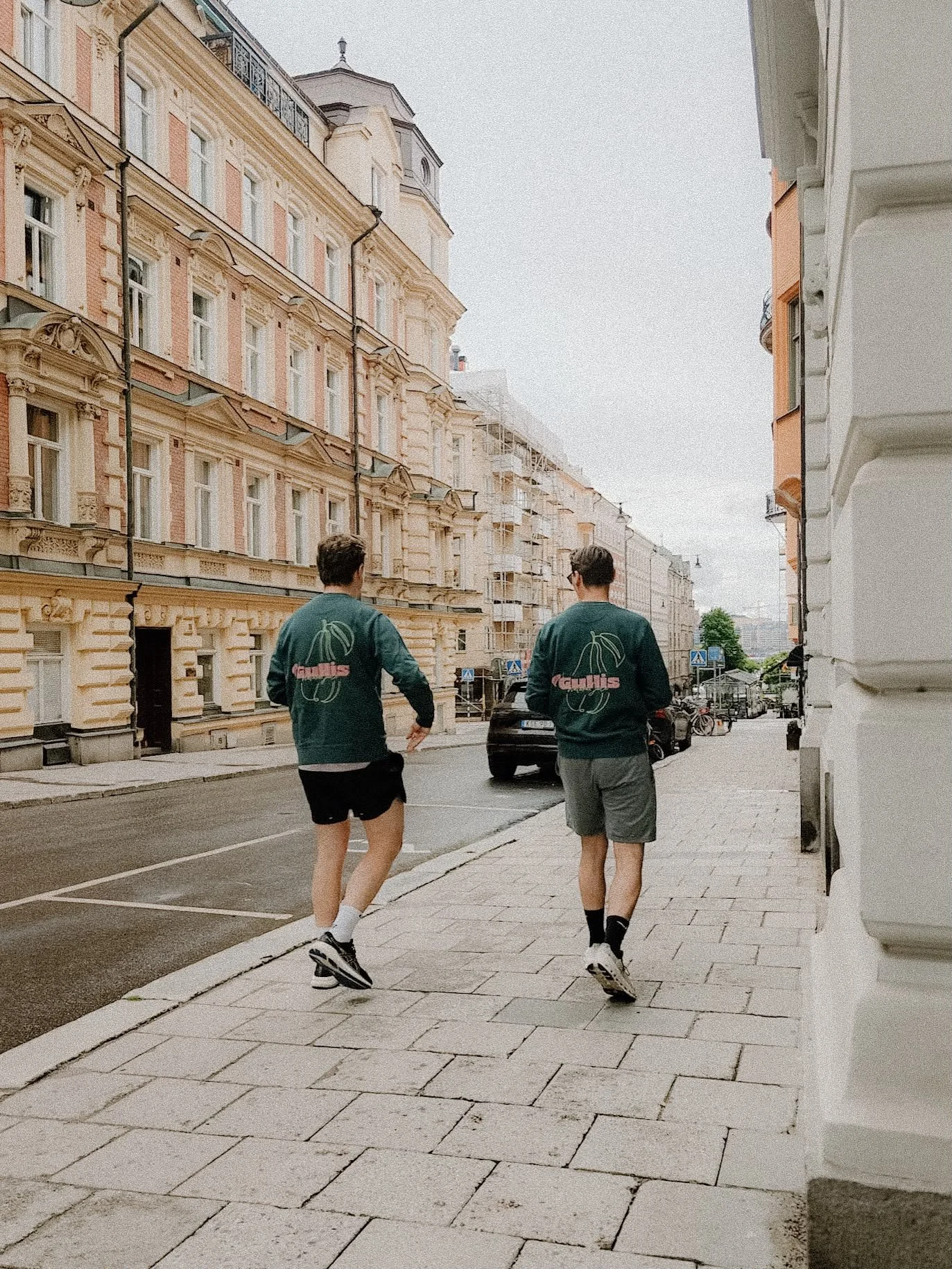 Det finns en unik rytm i Stockholm som h&aring;ller oss i r&ouml;relse. Oavsett om det &auml;r en rask morgonpromenad eller att avverka kilometer genom huvudstaden, &auml;r en aktiv vardag helt enkelt en del av livsstilen h&auml;r. Vi utforskar dessa