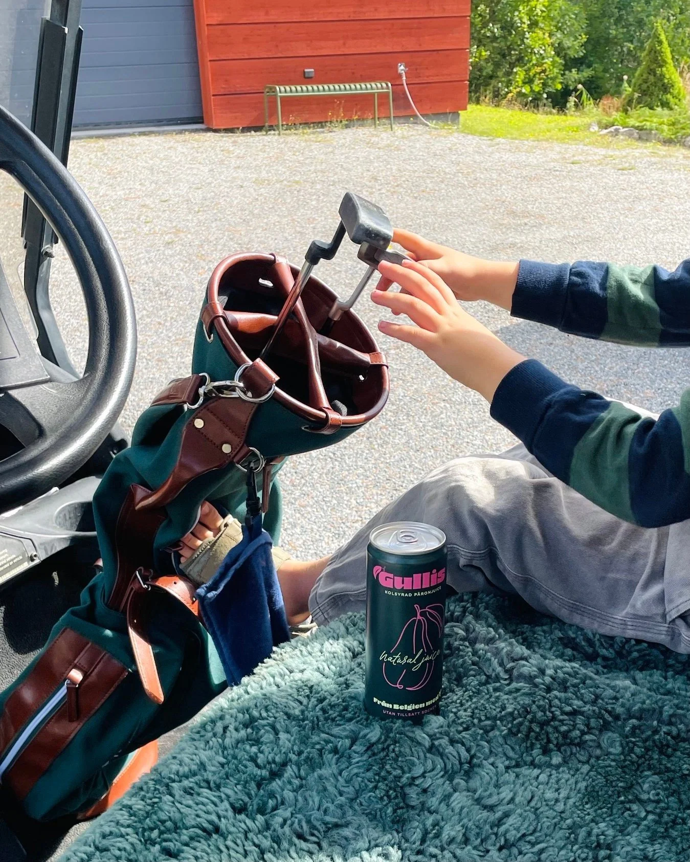 Snart dags f&ouml;r helg och de sista rundorna f&ouml;r s&auml;songen!  Packa bagen, grabba en kallis och g&ouml;r plats f&ouml;r en Gullis i golfbilen. Vem tar du med dig ut p&aring; banan i helgen?