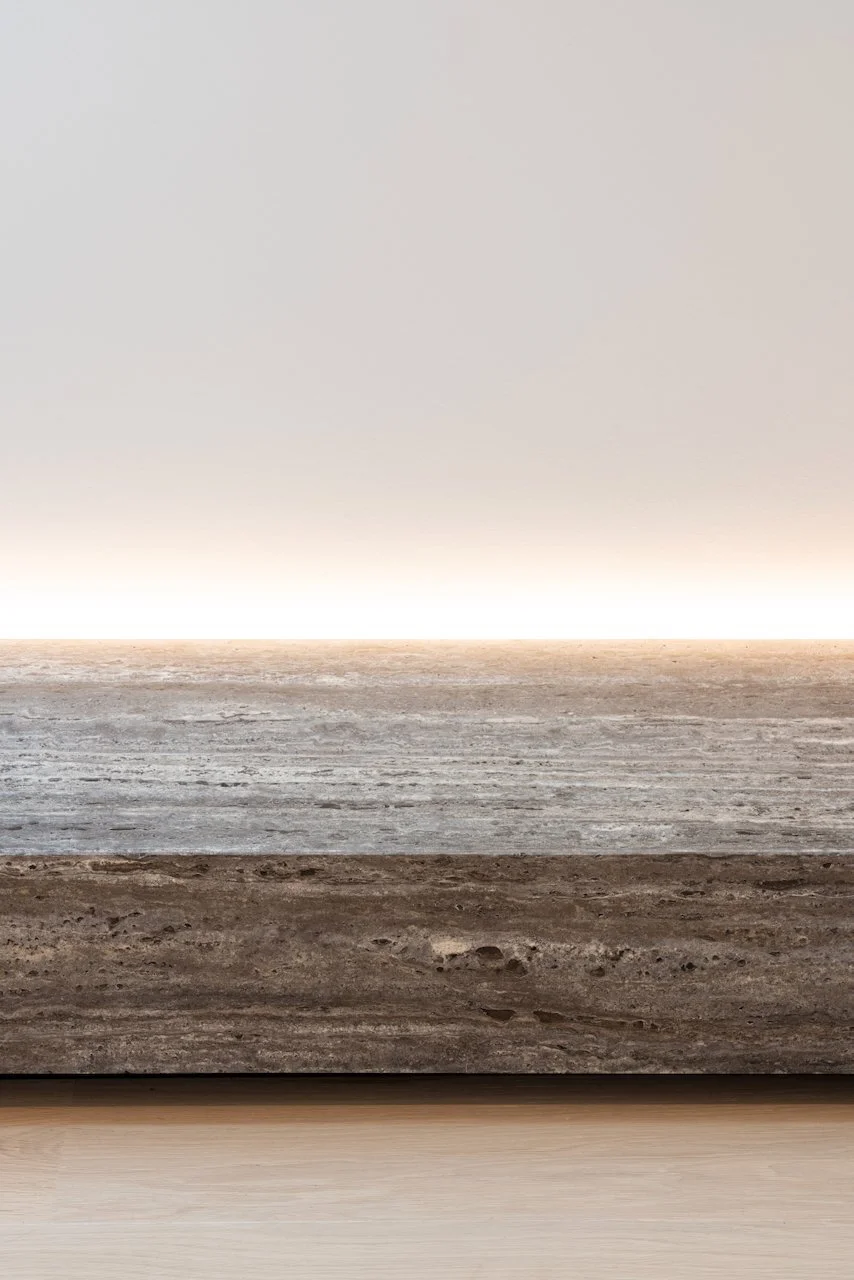 Een abstract kunstwerk met horizontale strepen in tinten bruin, grijs en beige.