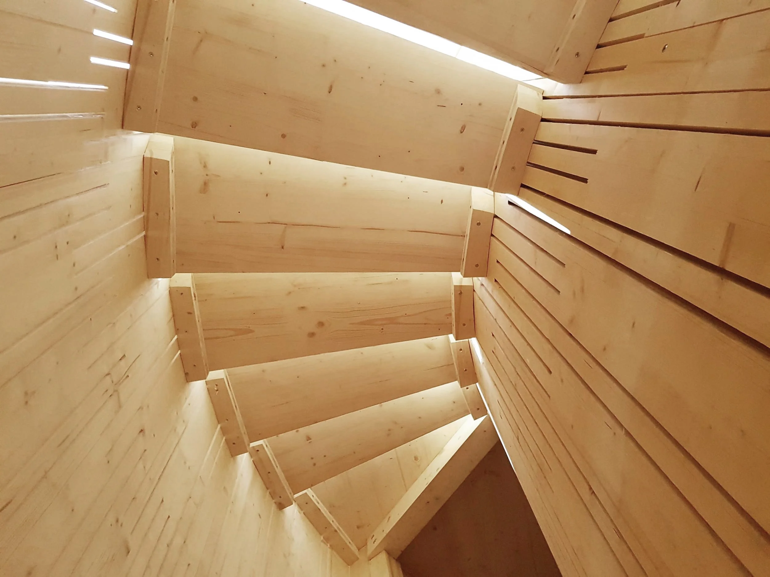 pavillon expérimental en CLT cintré escaliers