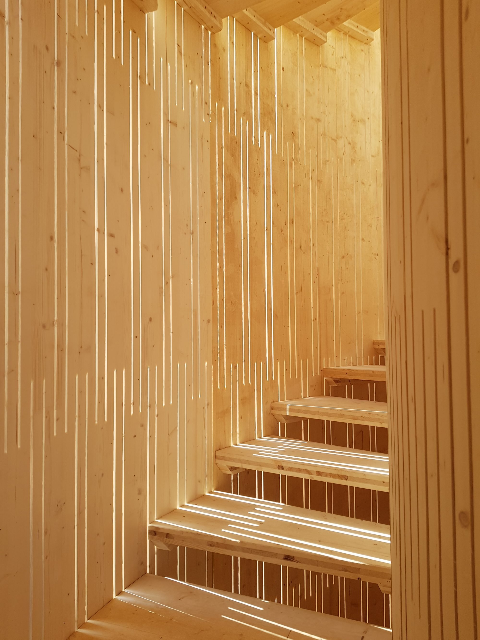 pavillon expérimental en CLT cintré avec un effet de moirage