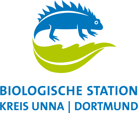 Logo der Biologischen Station Kreis Unna in Dortmund, mit einem blauen Dinosaurier auf einer grünen Linie.