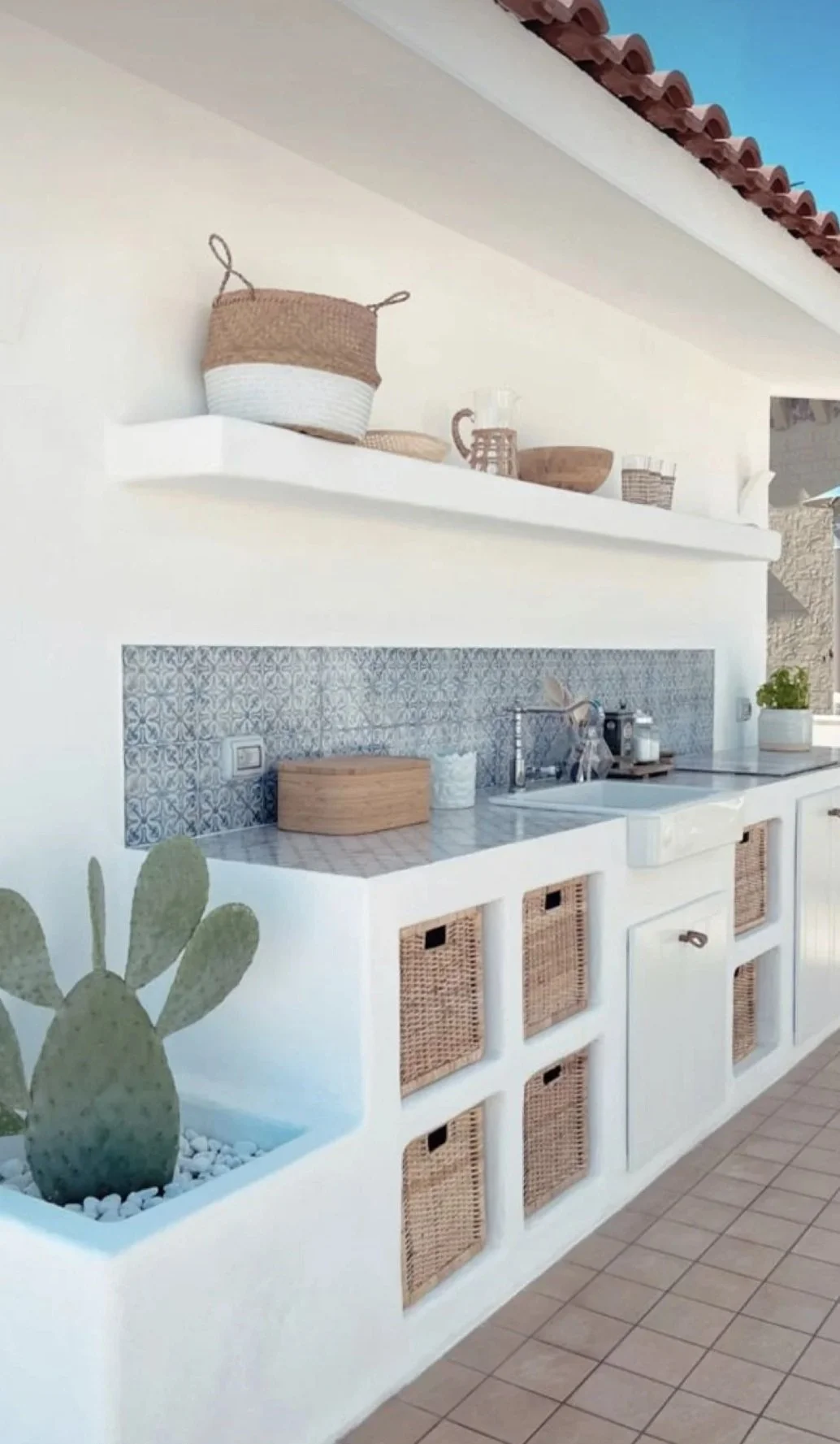 Cuisine d'été méditerranéenne en meubles maçonnés sur mesure en Siporex - © Pinterest