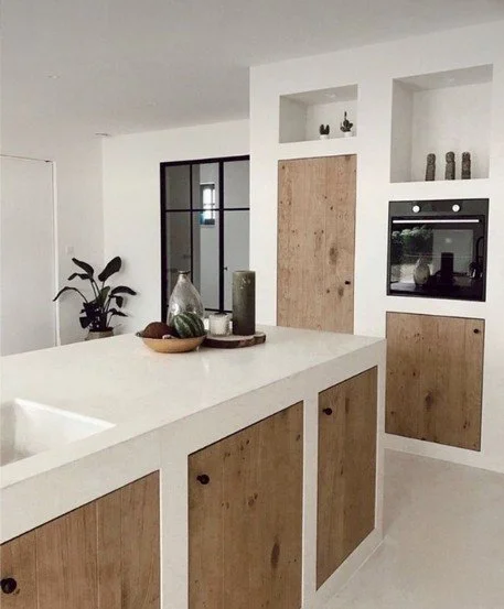 Ilot central sur mesure en Siporex et bois pour un style minimaliste méditerranéen - © michellegeypen
