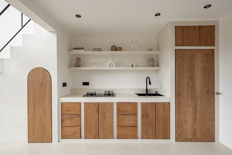 Optimisation cuisine petit espace sur mesure en béton cellulaire et bois - © aluavillasbali