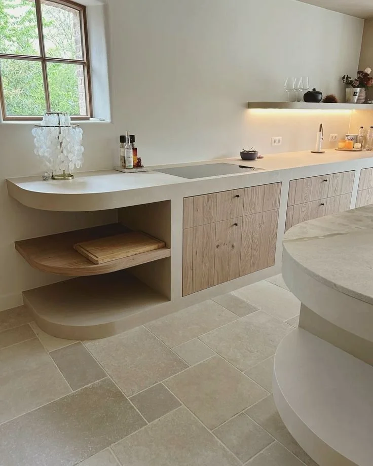 Meubles de cuisine sur mesure aux lignes arrondies grâce au béton cellulaire - © Bymi Interiordesign