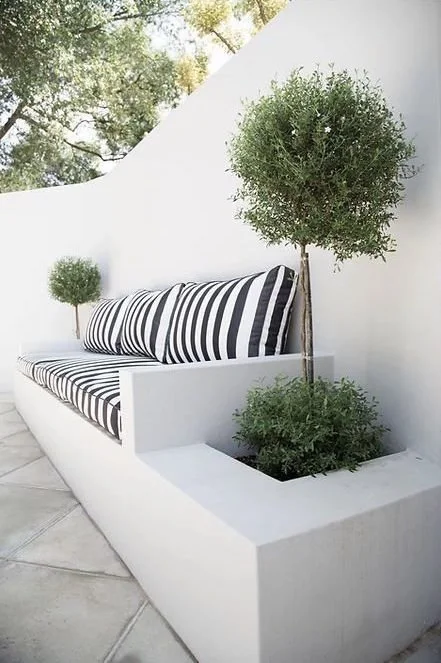 Banquette extérieure sur mesure et jardinière en béton cellulaire - © Pinterest