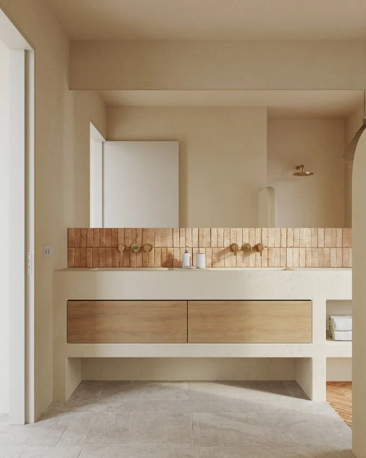 Salle de bain minimaliste sur mesure en zelliges, béton cellulaire et bois - © arenaa