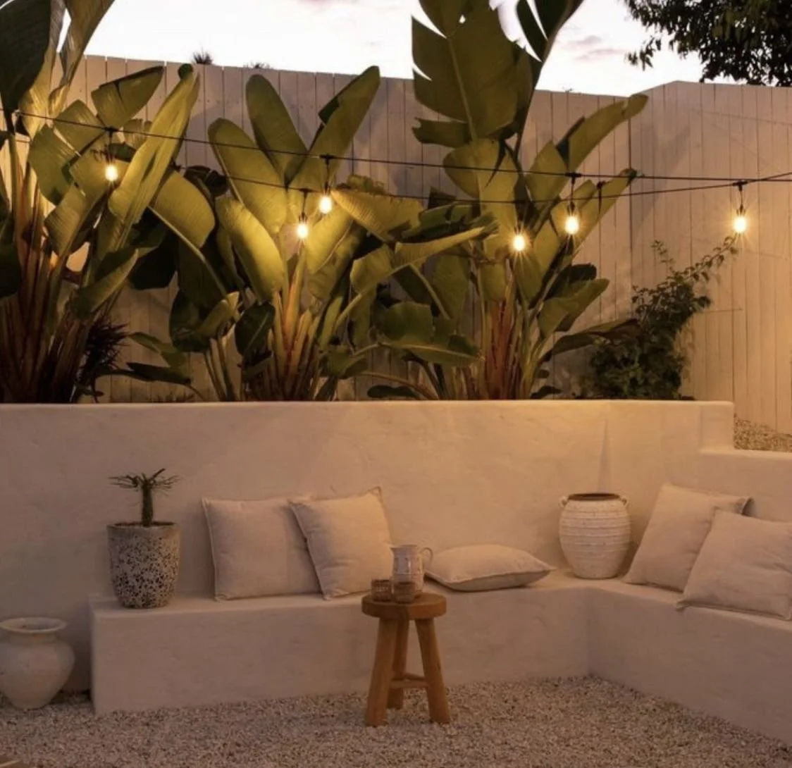 Profiter de sa terrasse aménagée même la nuit avec des jardinières maçonnées, une banquette Siporex sur mesure et des guirlandes solaires - © Solagarden