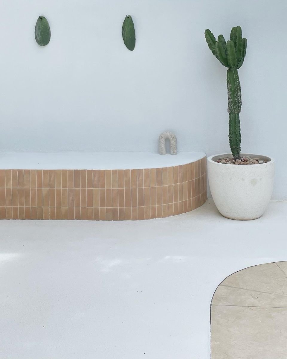 Aménagement terrasse meubles maçonnés au style bohème minimaliste - © Pinterest